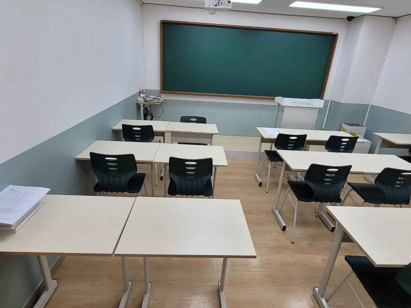 창원 마산회원구 학원청소 시공 현장 — 강의실 정리