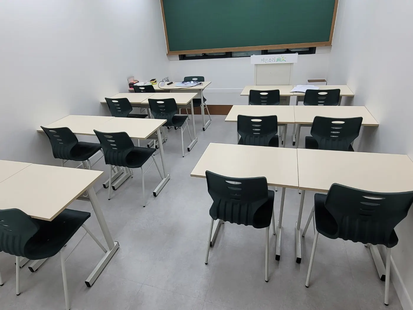 부림면 학원청소 시공 현장 — 강의실 정리