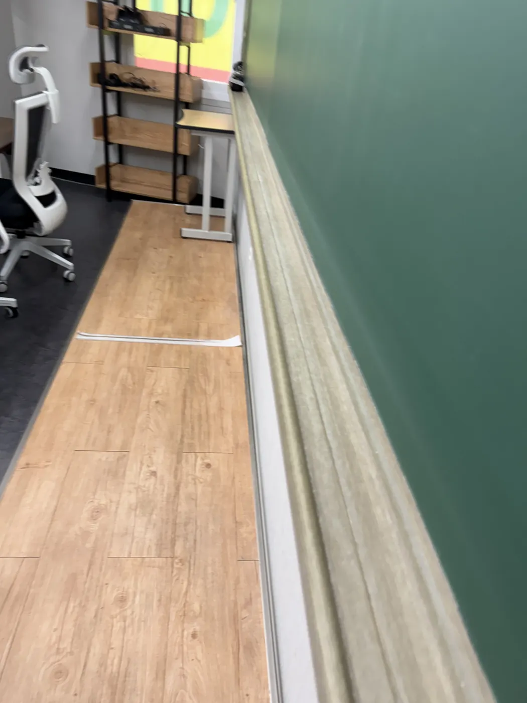 의령군 학원청소 시공 현장 — 좌석 사이 바닥