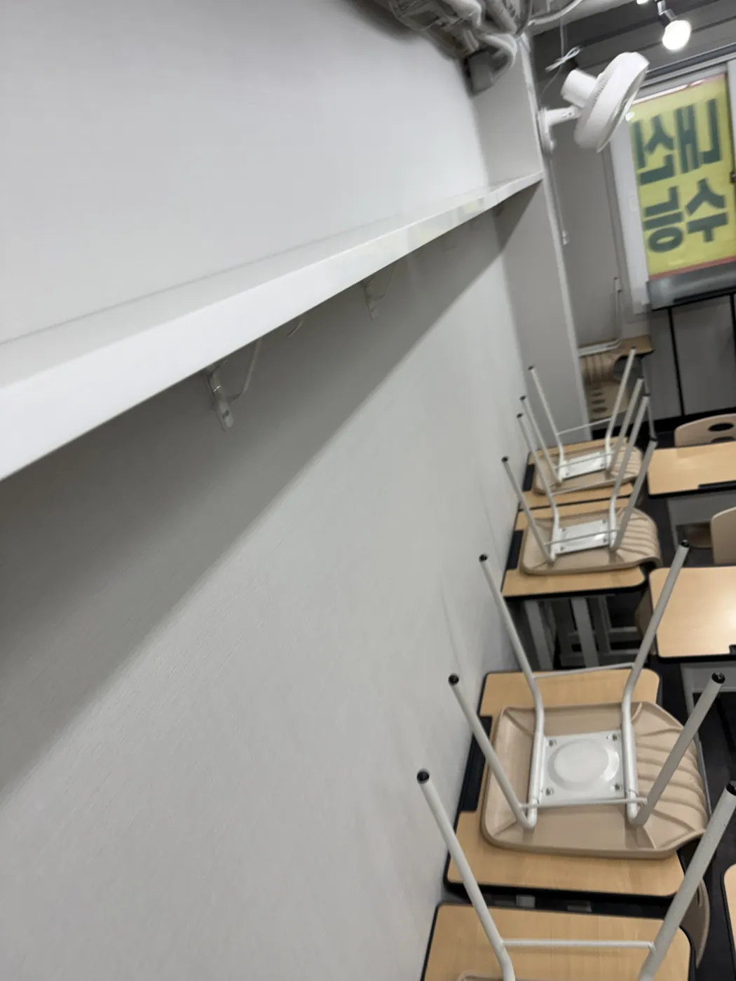 좌석 사이 바닥 — 칠원읍 학원청소 현장