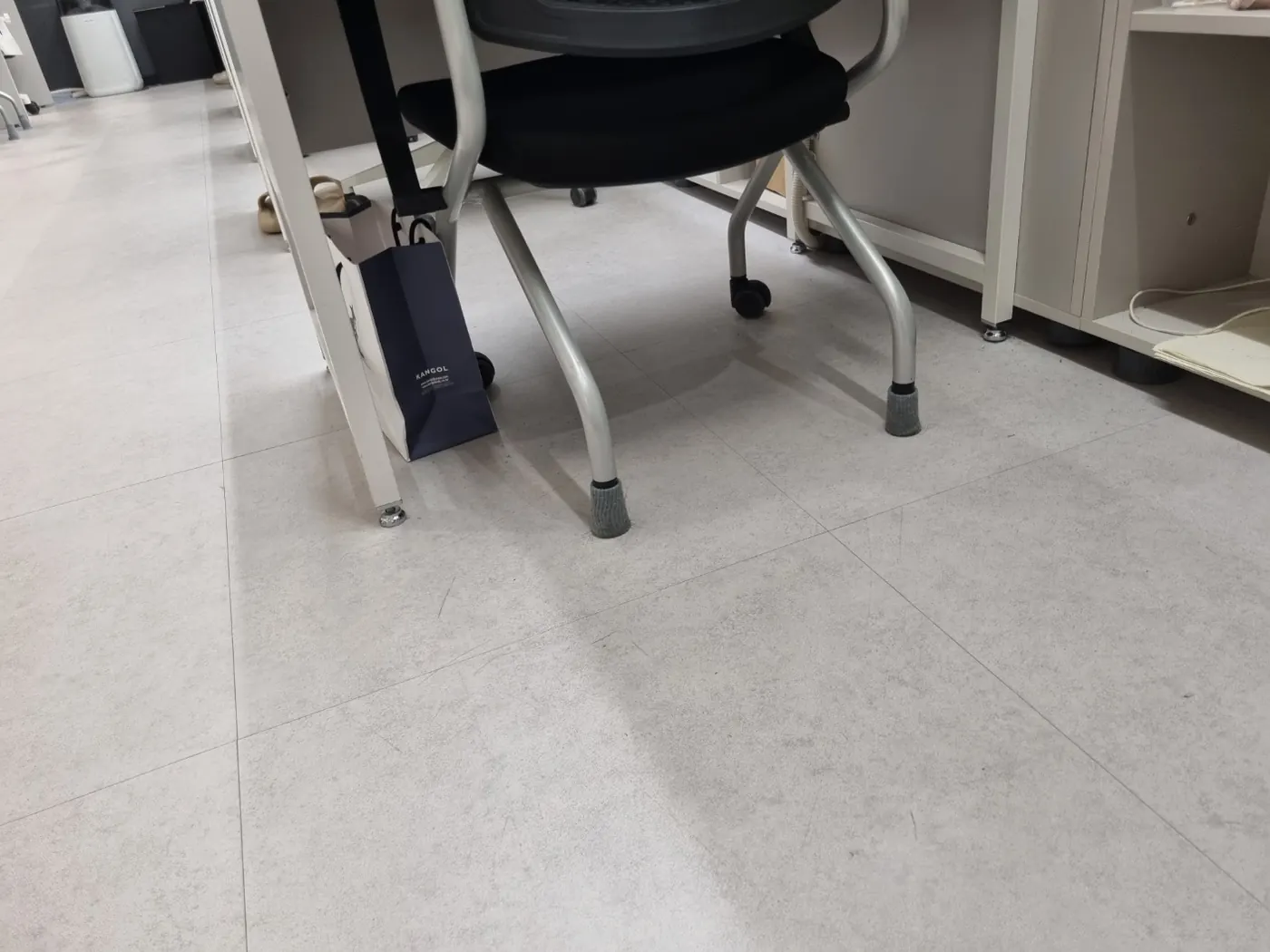거제시 학원청소 시공 현장 — 복도 바닥 관리