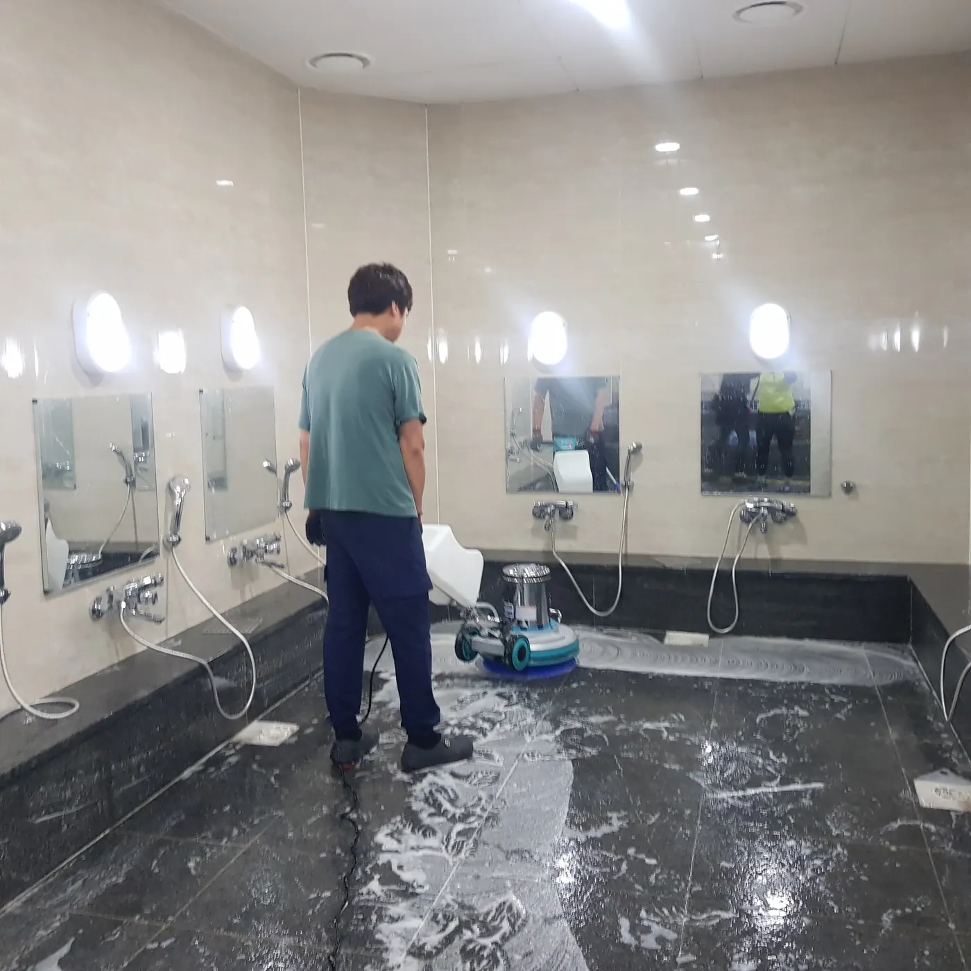 기계 세정 작업 — 김해시 목욕탕청소 현장