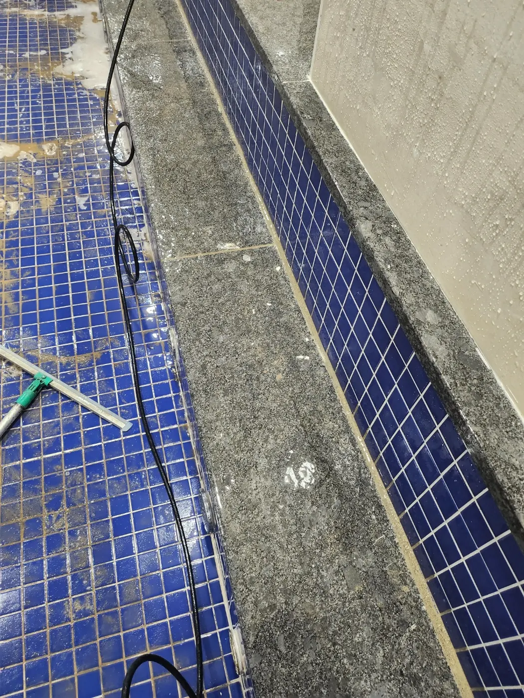 창원시 목욕탕청소 시공 현장 — 탕 내부 세정
