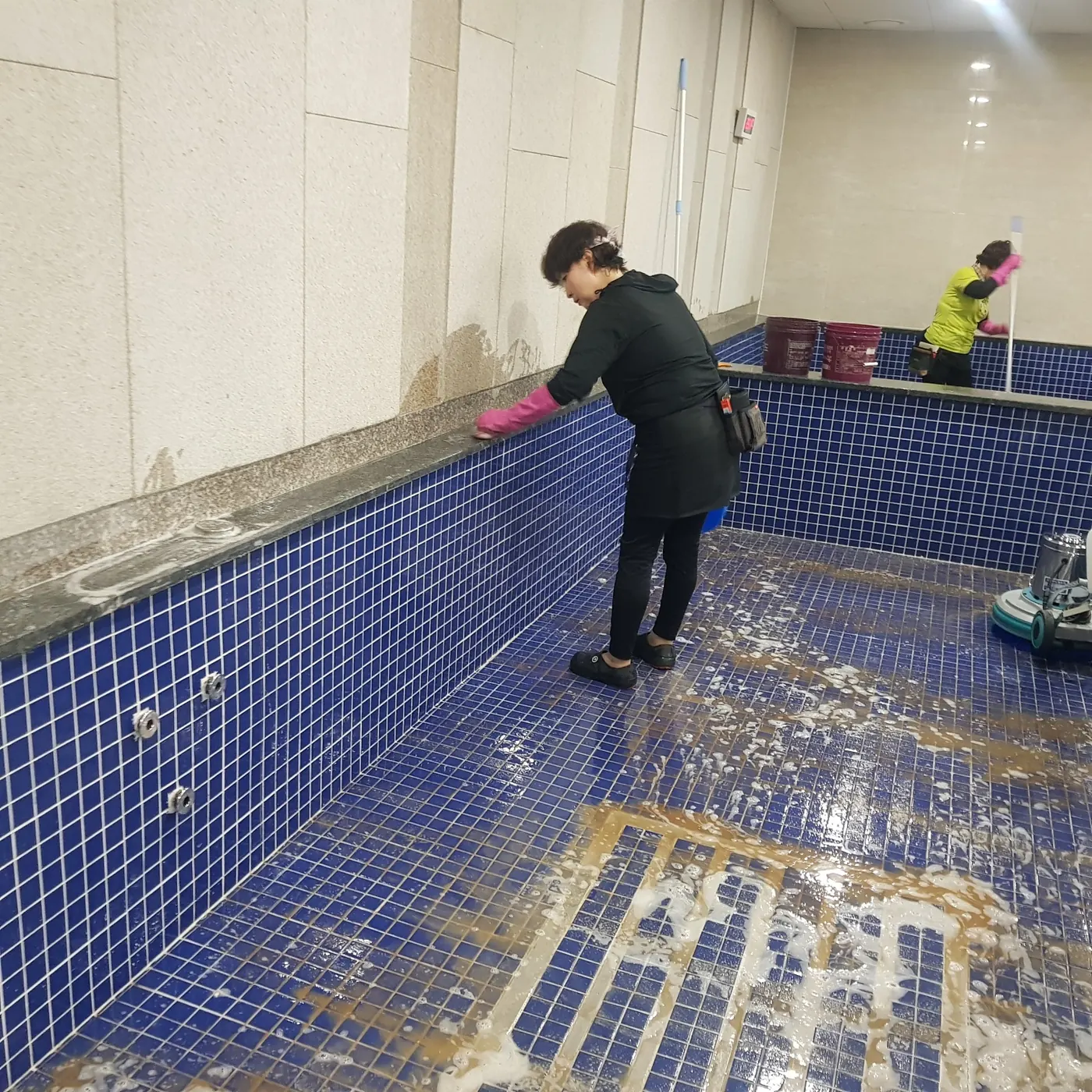 경남동부 목욕탕청소 시공 현장 — 탕 내부 세정