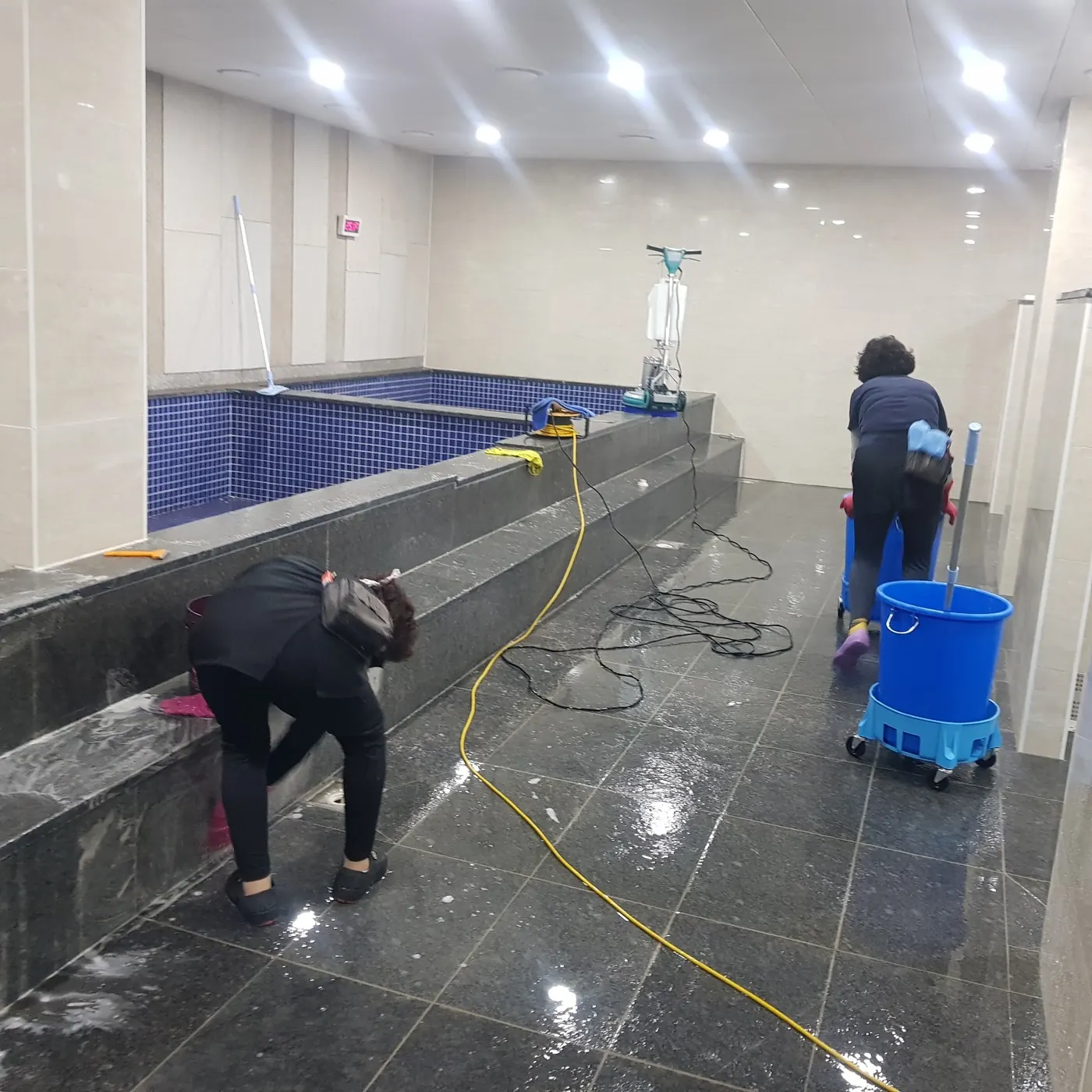 통영시 목욕탕청소 시공 현장 — 탕 내부 세정