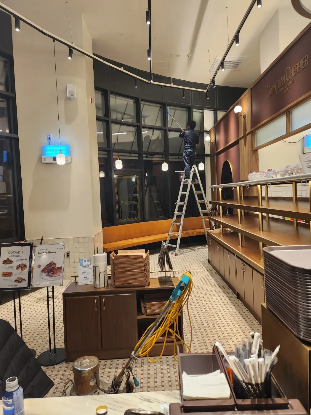 바닥 기계 작업 — 경남동부 카페청소 현장