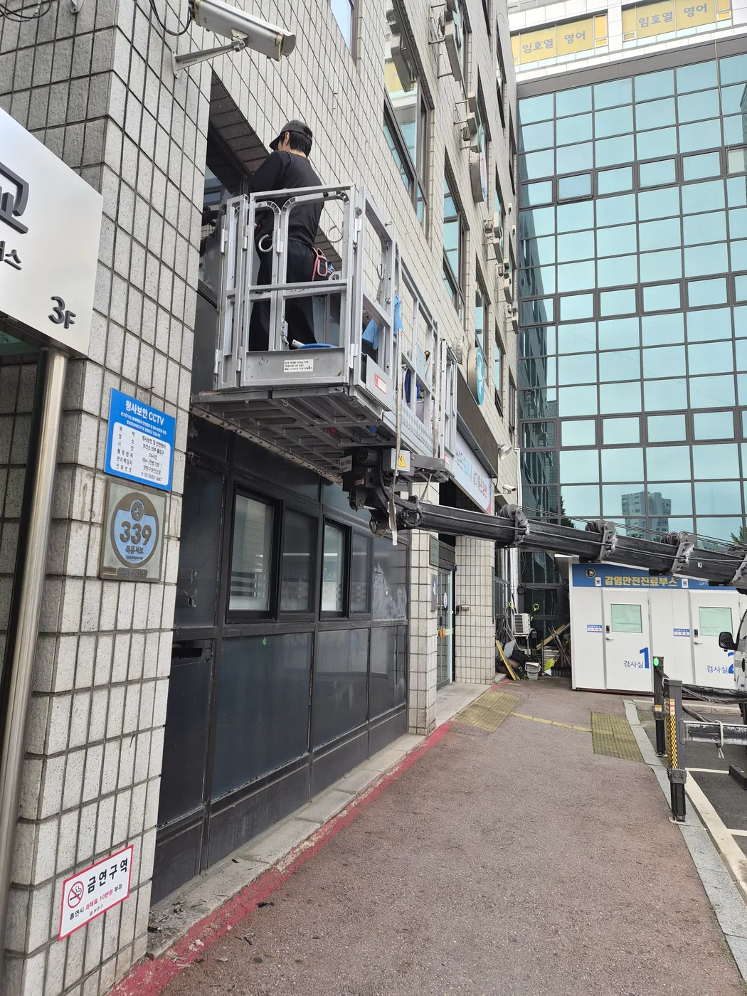 외부 유리 세정 — 경남동부 외벽청소 현장
