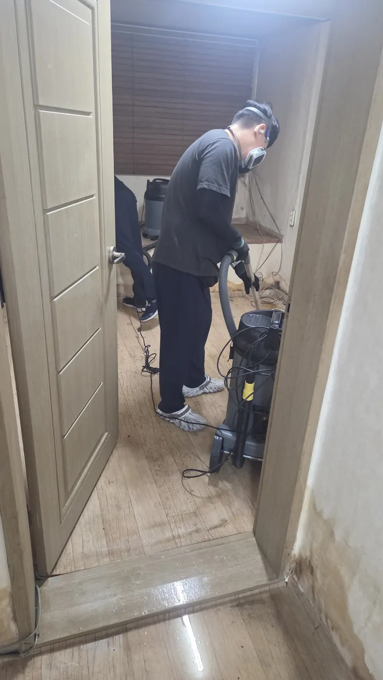 습식 진공 작업 — 경남동부 침수청소 현장