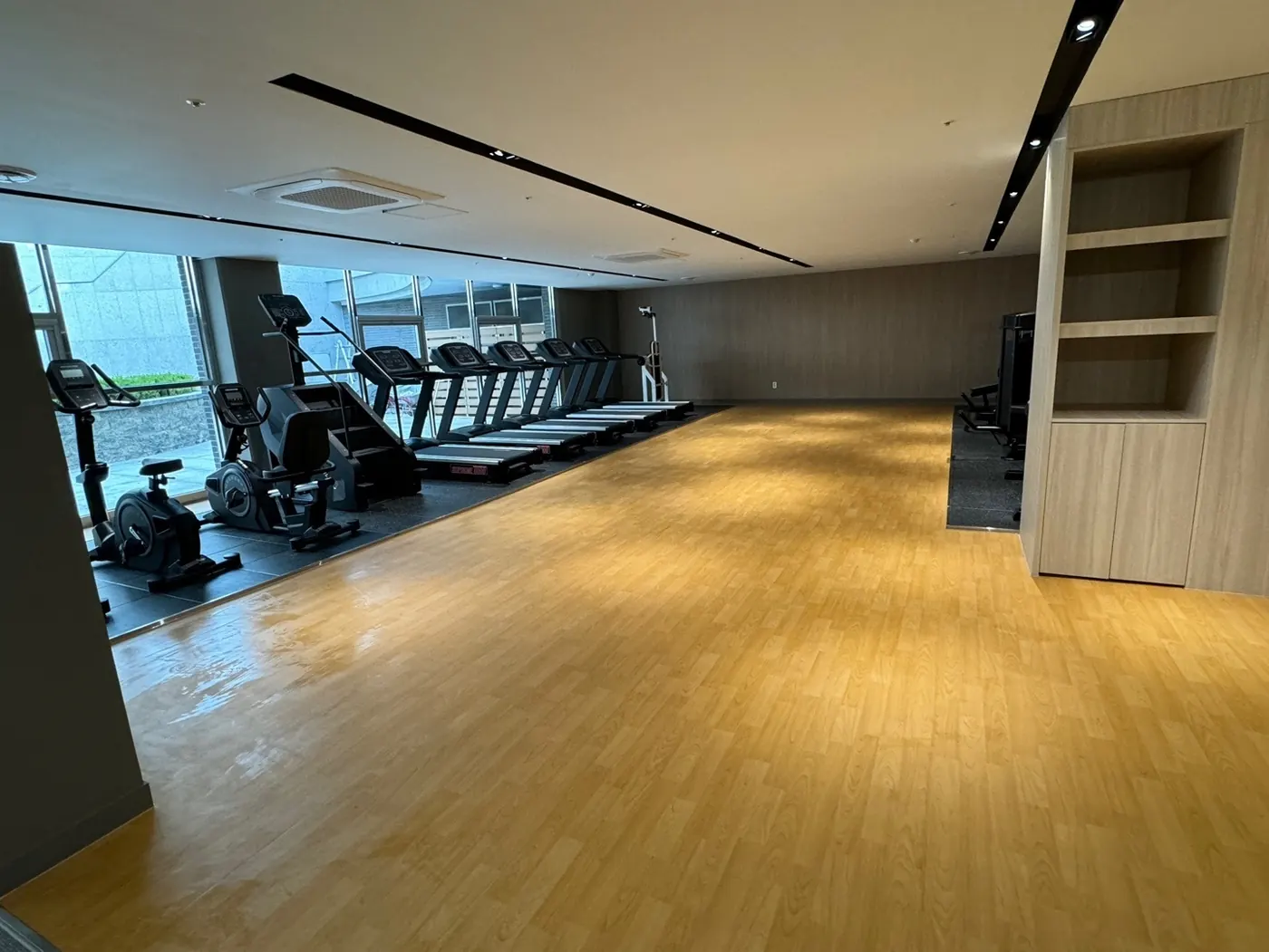 고성군 헬스장청소 시공 현장 — 운동기구 관리