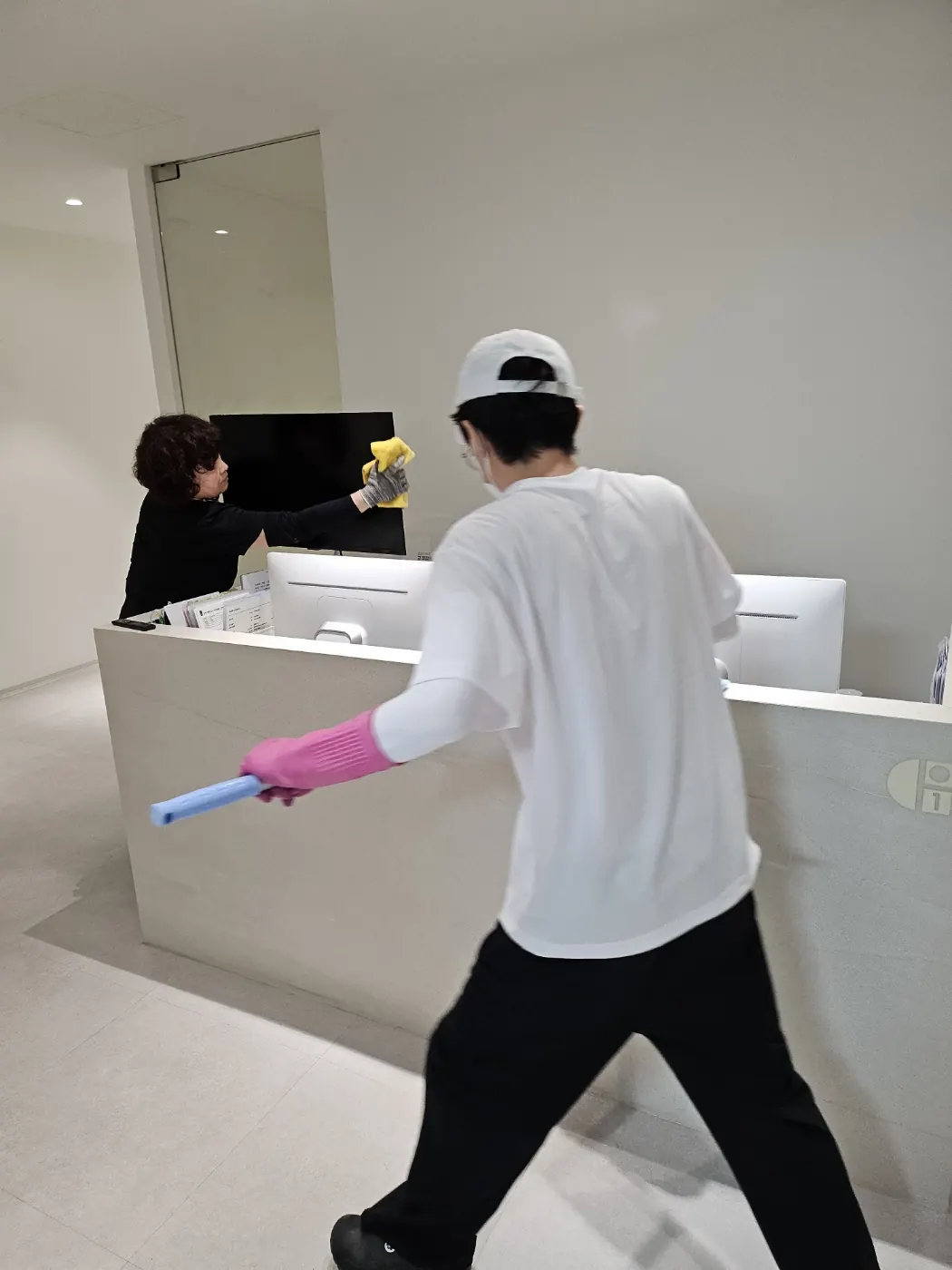 창원 마산합포구 병원청소 시공 현장 — 접수 데스크 주변