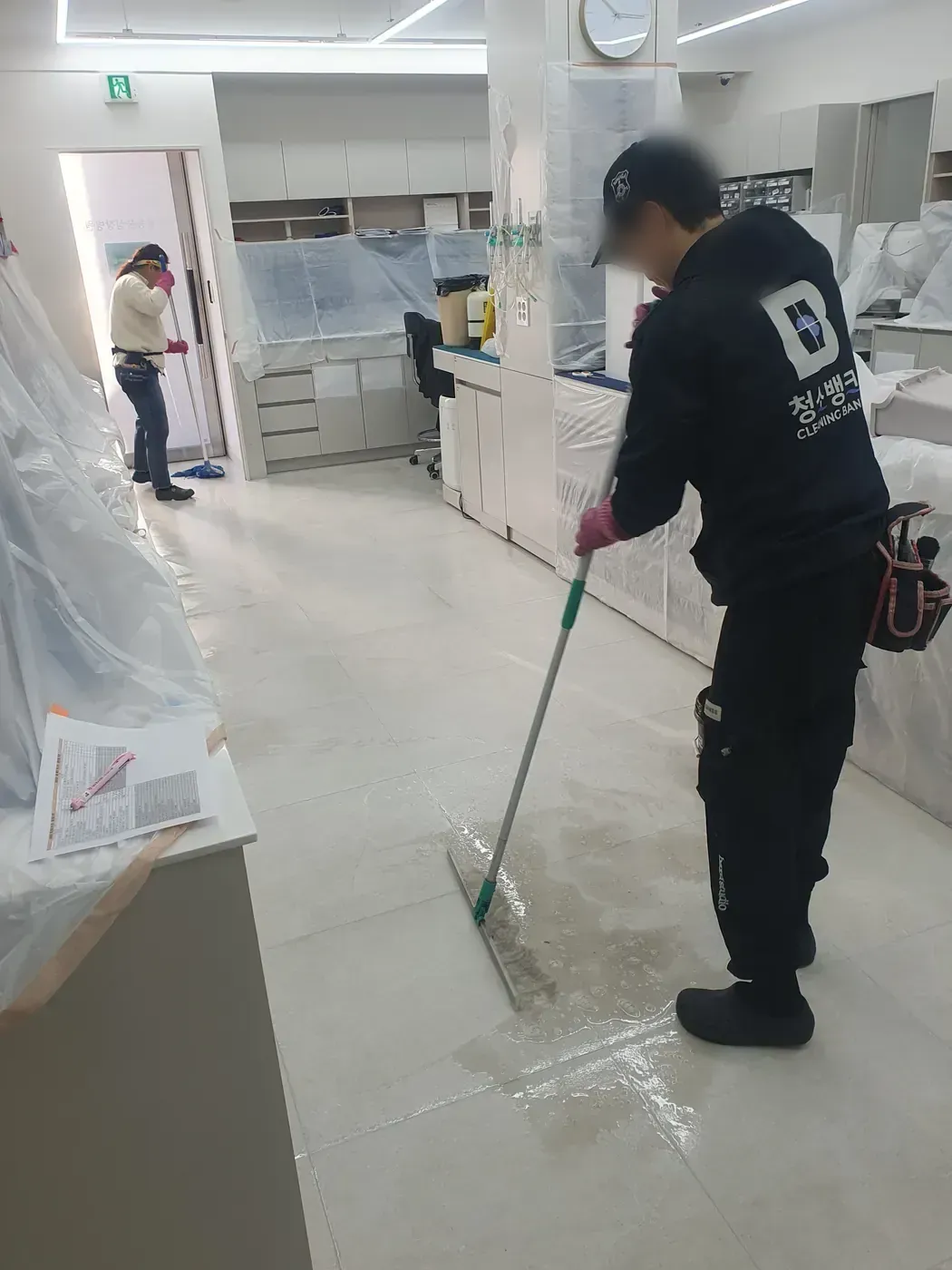 바닥 물걸레 마감 — 삼거동 병원청소 현장