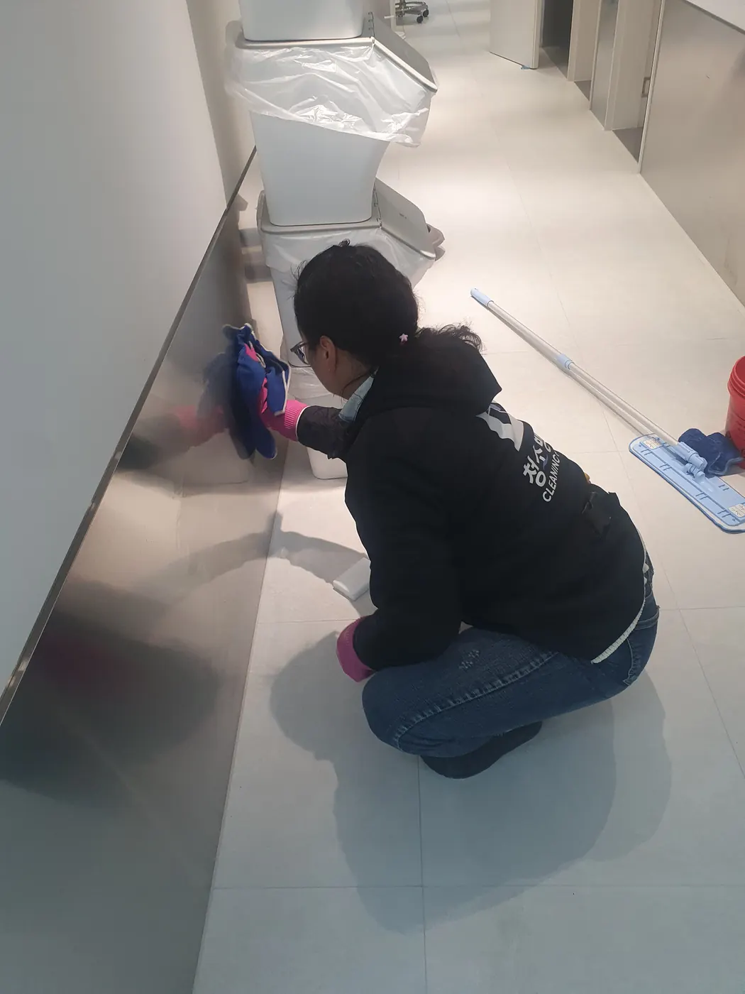 바닥 물걸레 마감 — 함안군 병원청소 현장