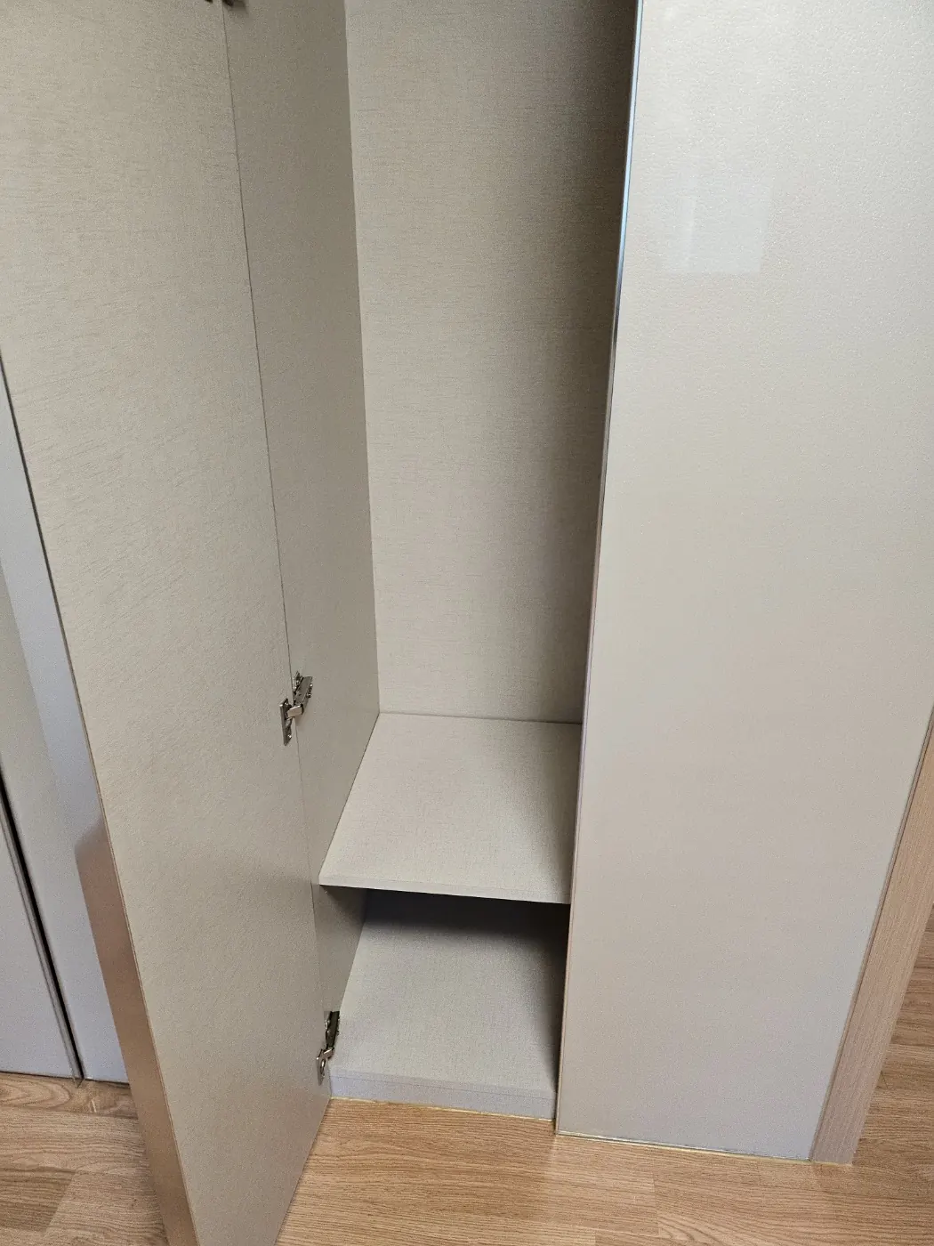붙박이장 내부 — 밀양시 입주청소 현장