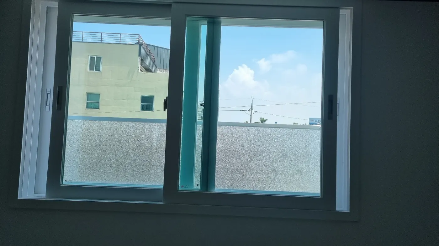 창호·유리 마감 — 창원 성산구 입주청소 현장