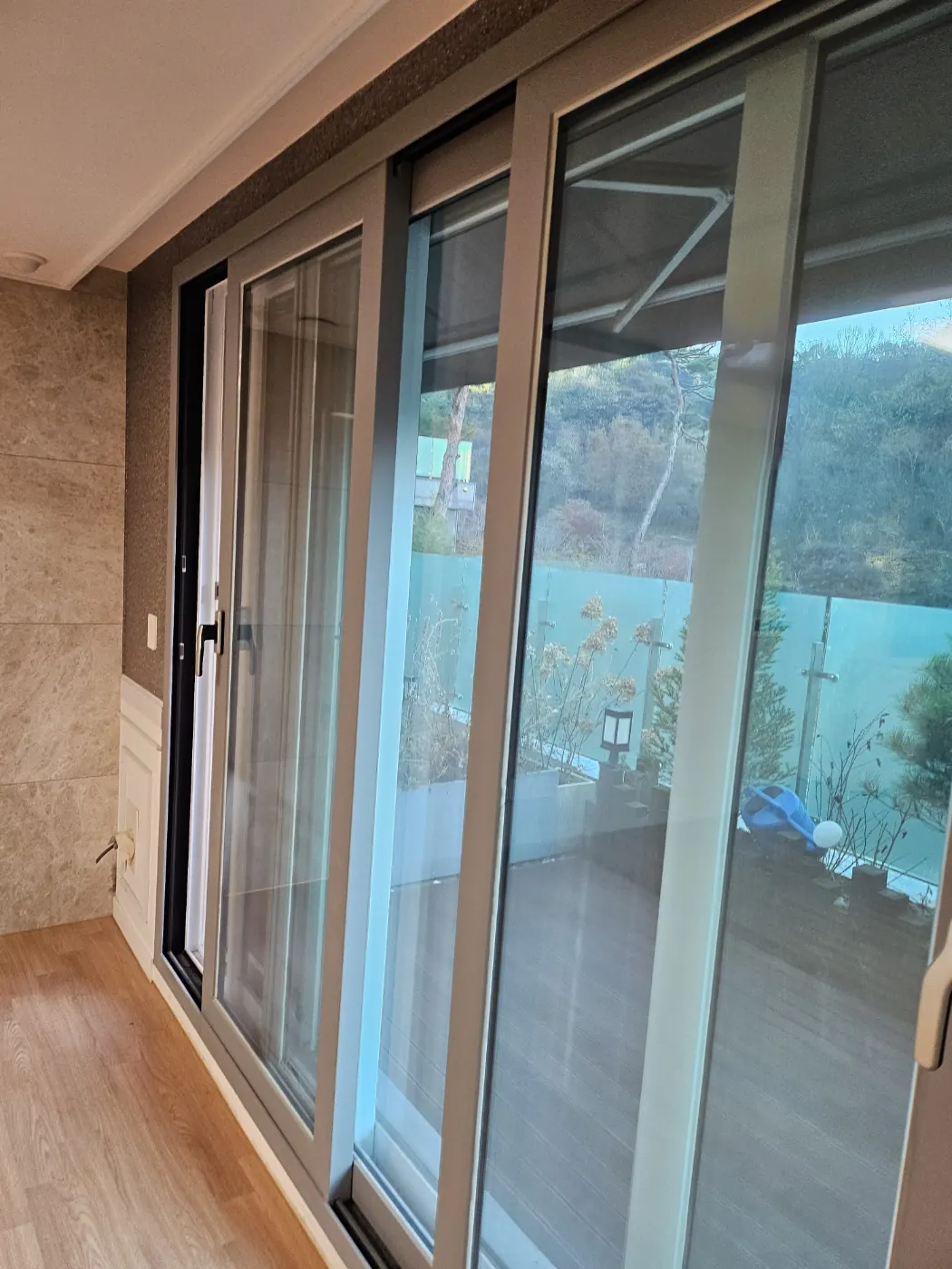 창틀 레일 청소 — 동면 입주청소 현장