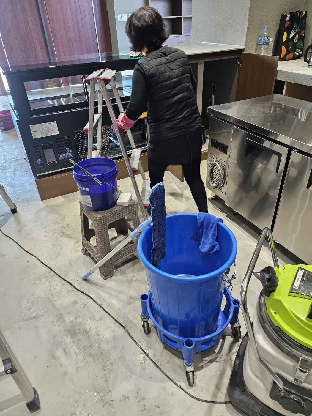 세정 진행 — 밀양시 준공청소 현장