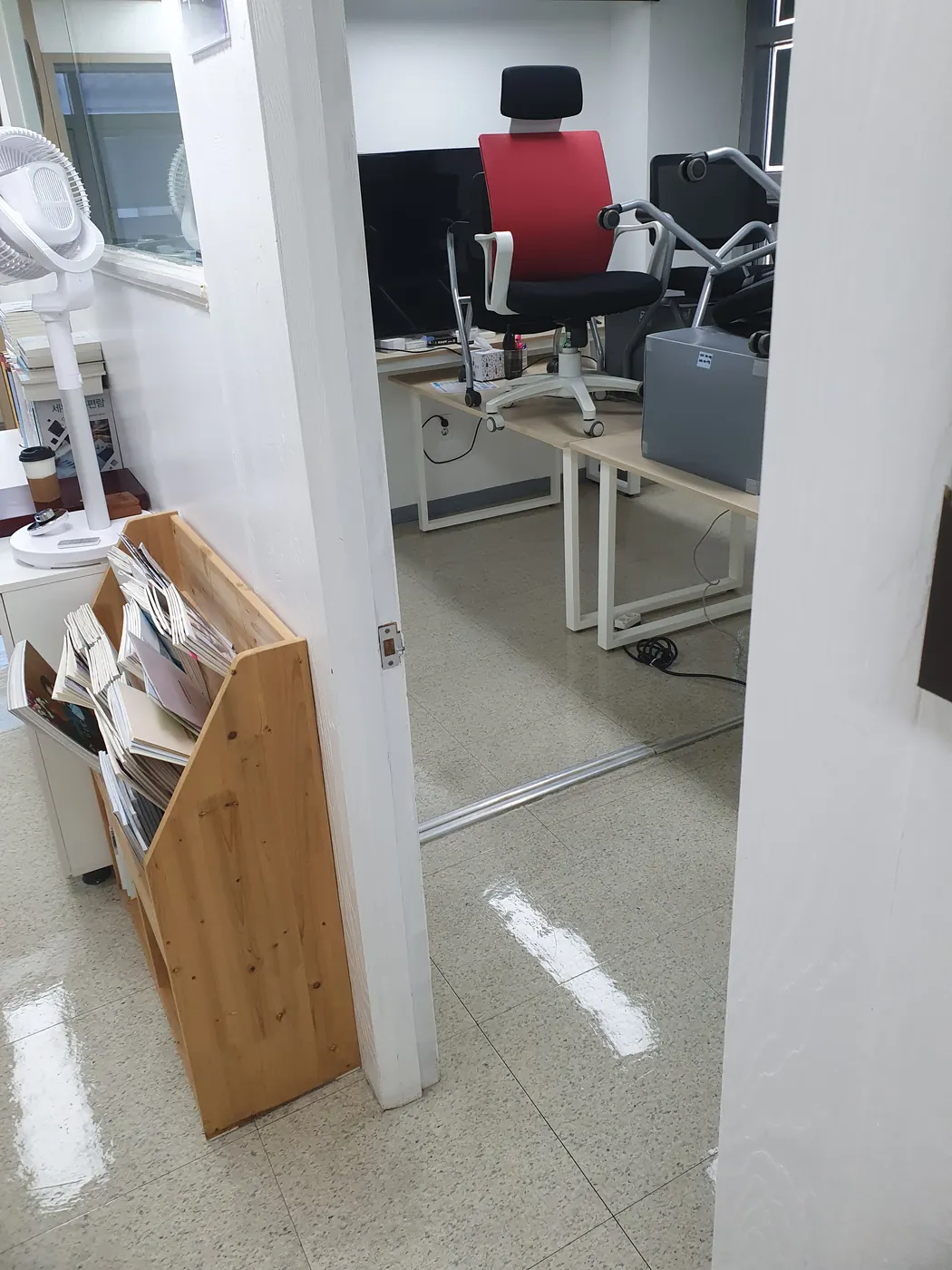 김해시 사무실청소 시공 현장 — 바닥 광택 마감