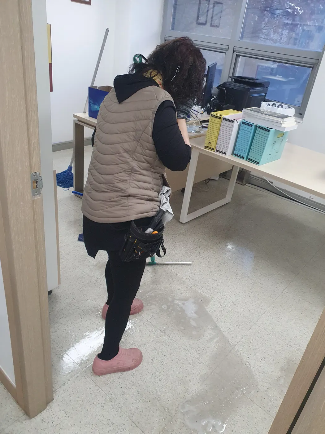 바닥 세정 진행 — 경남동부 사무실청소 현장