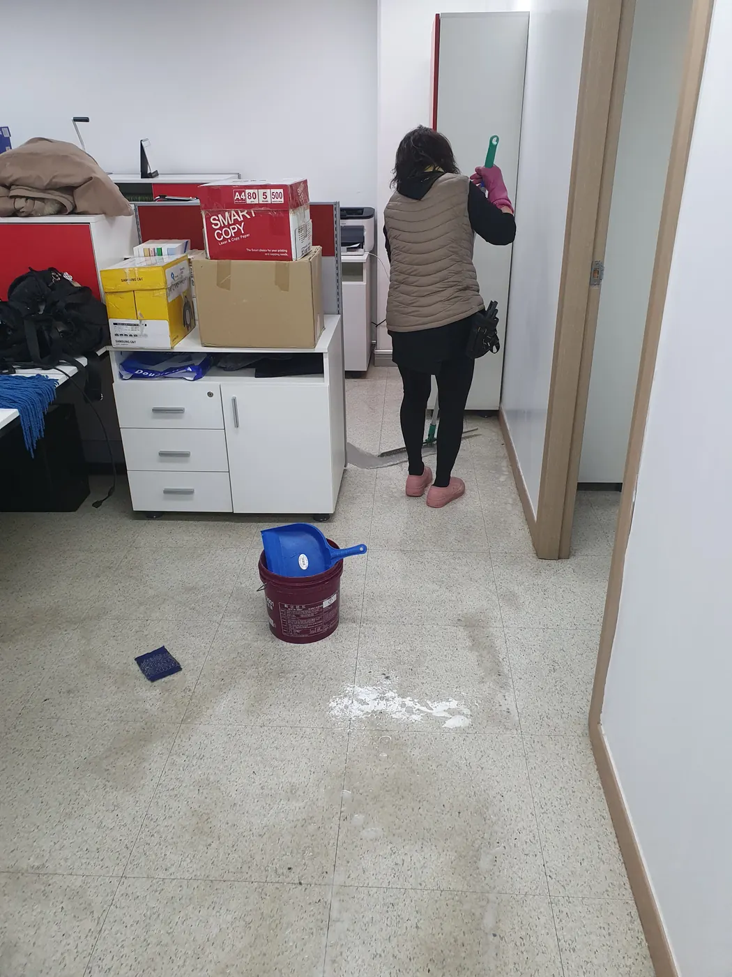 바닥 물걸레 마감 — 고성군 사무실청소 현장