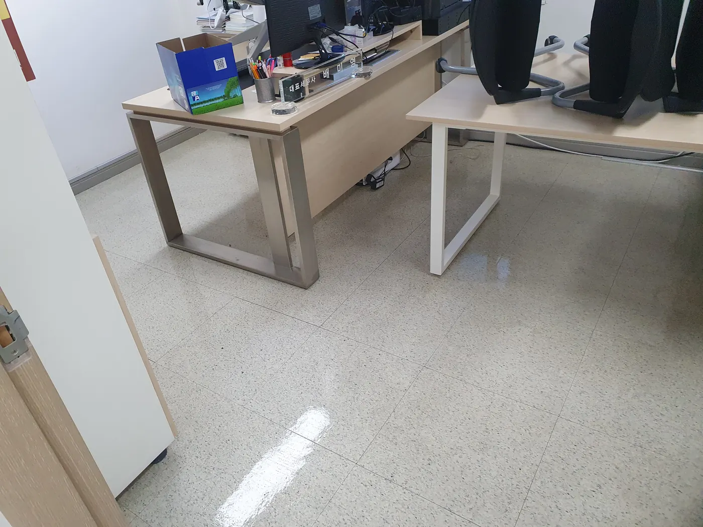 바닥 세정 진행 — 통영시 사무실청소 현장