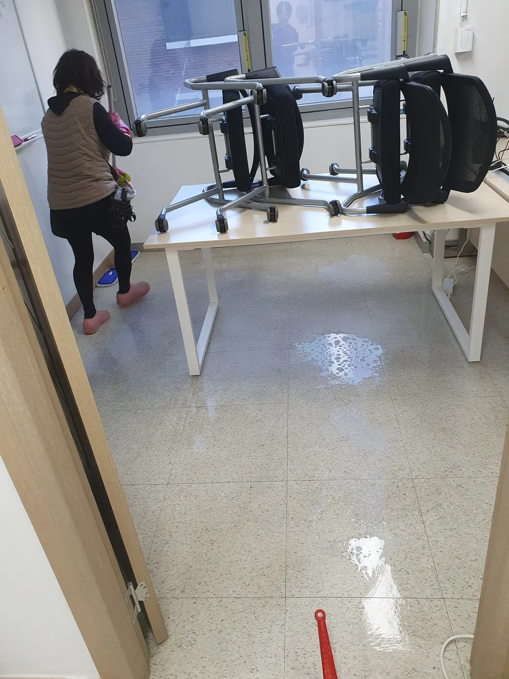 바닥 세정 진행 — 하이면 사무실청소 현장