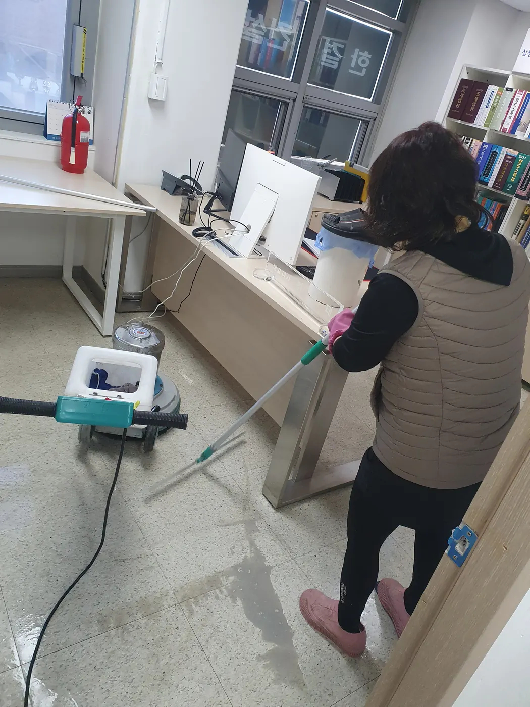 기계 세정 진행 — 고성읍 사무실청소 현장