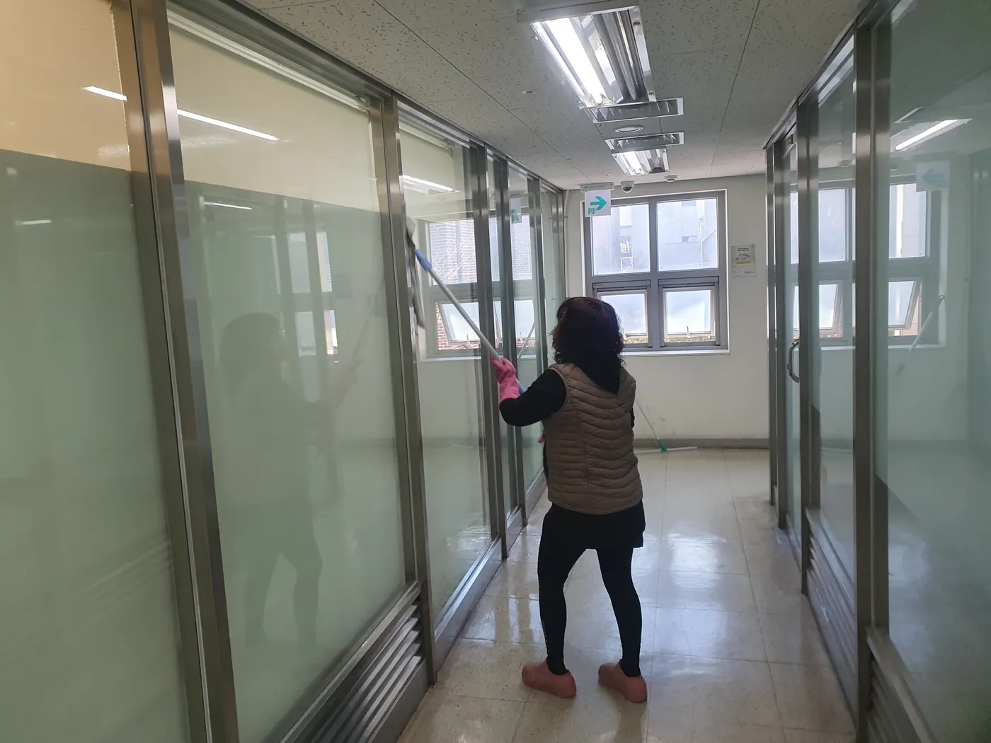 전면 유리 세정 — 칠북면 사무실청소 현장