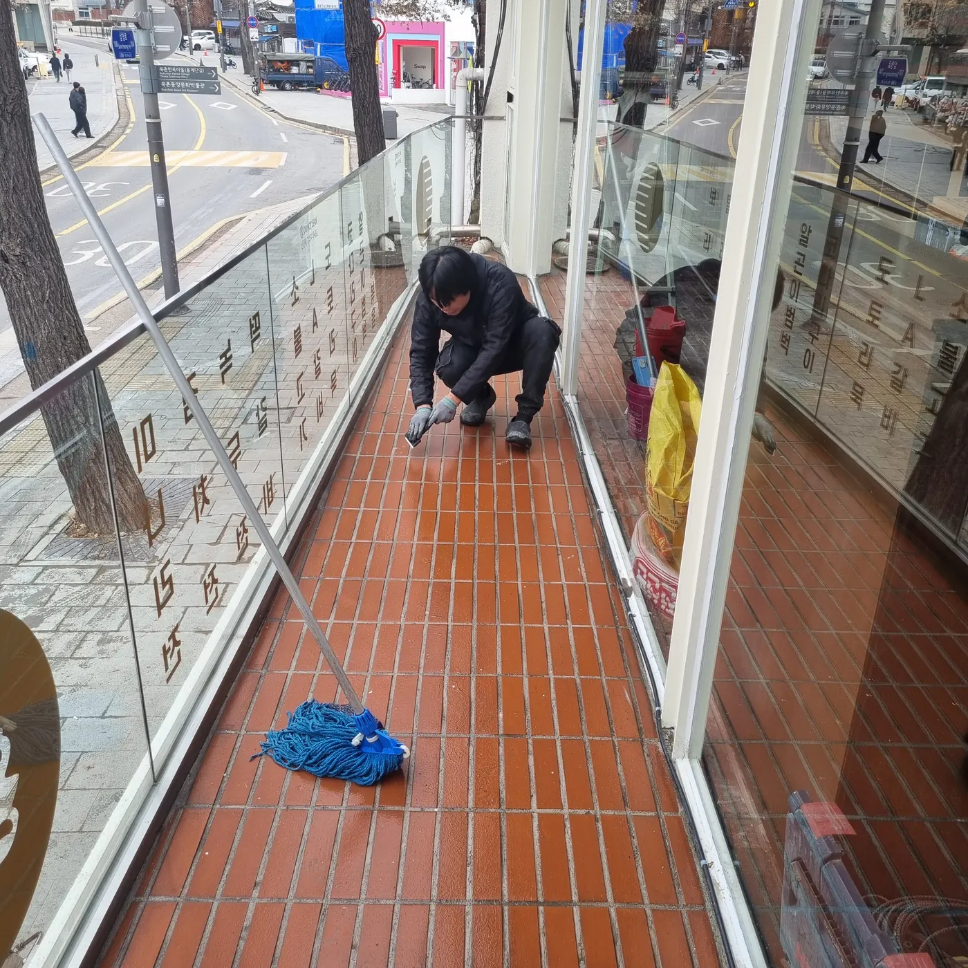 내일동 식당청소 시공 현장 — 바닥 마감 상태