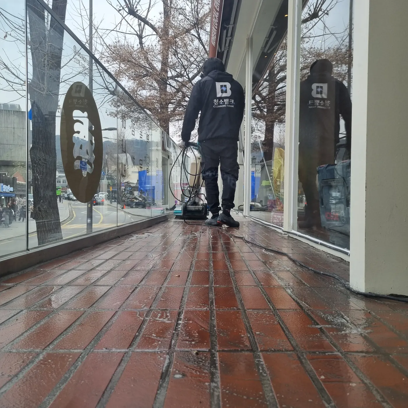 창원 성산구 식당청소 시공 현장 — 주방 바닥 세정