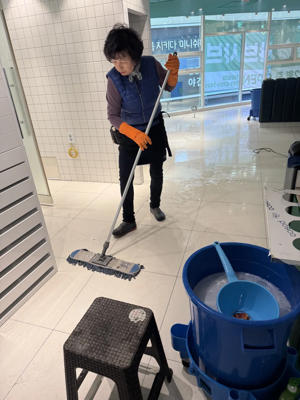 동해면 식당청소 시공 현장 — 주방 바닥 세정