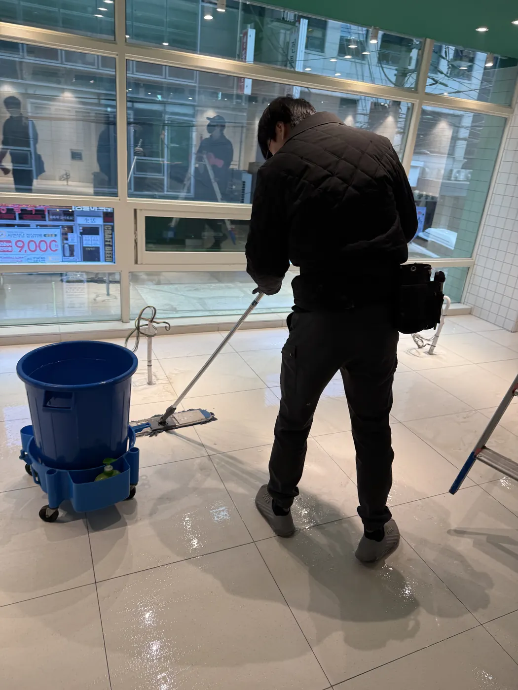함안군 식당청소 시공 현장 — 바닥 마감 상태