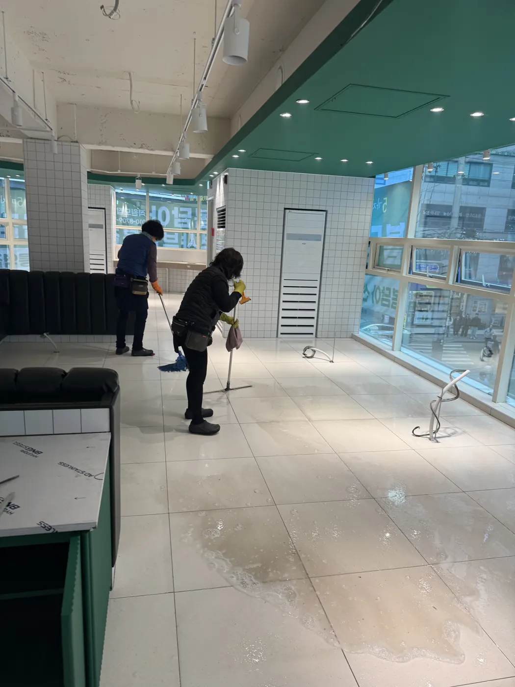 거류면 식당청소 시공 현장 — 주방 바닥 세정