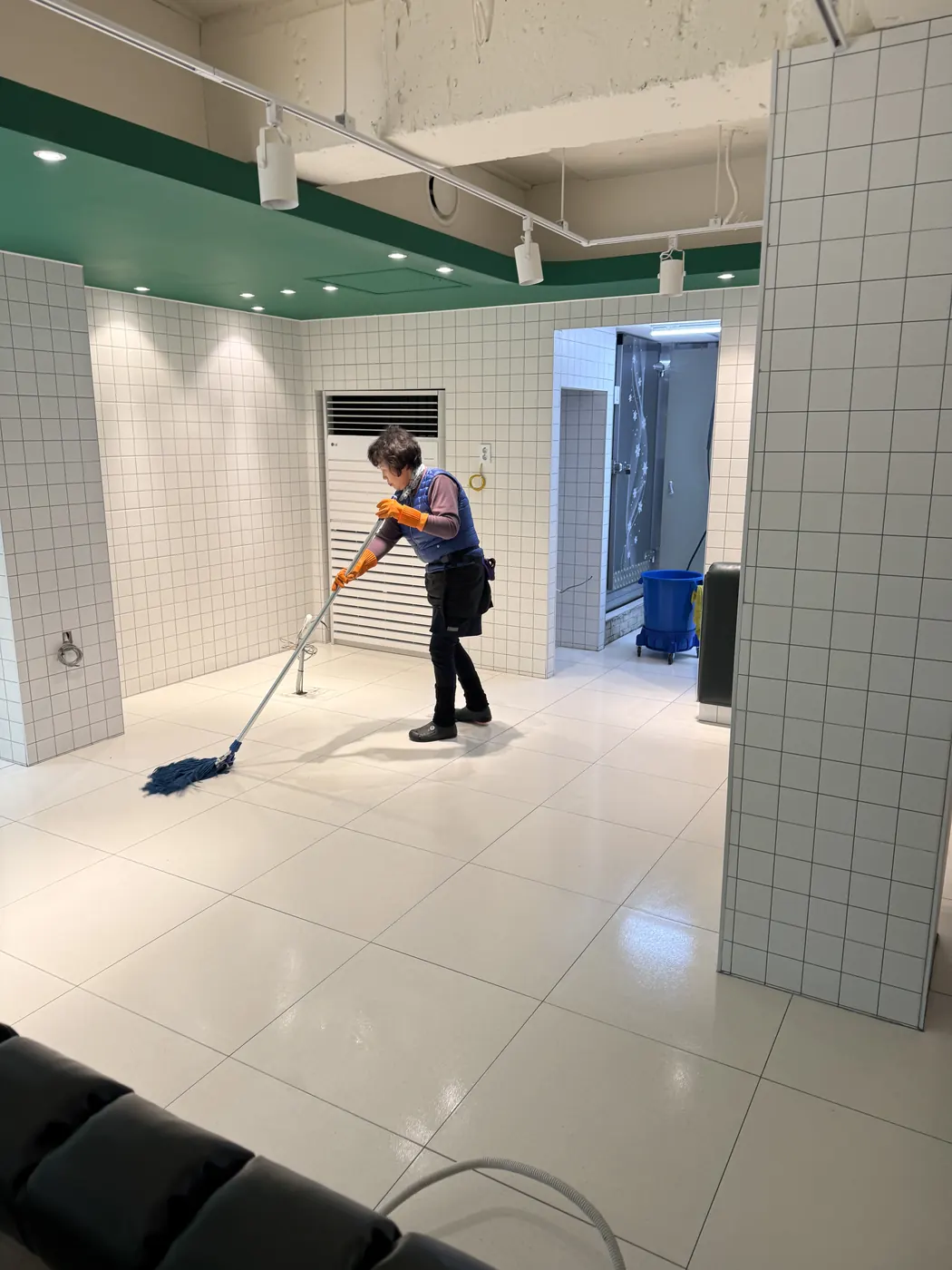 북부동 식당청소 시공 현장 — 주방 바닥 세정