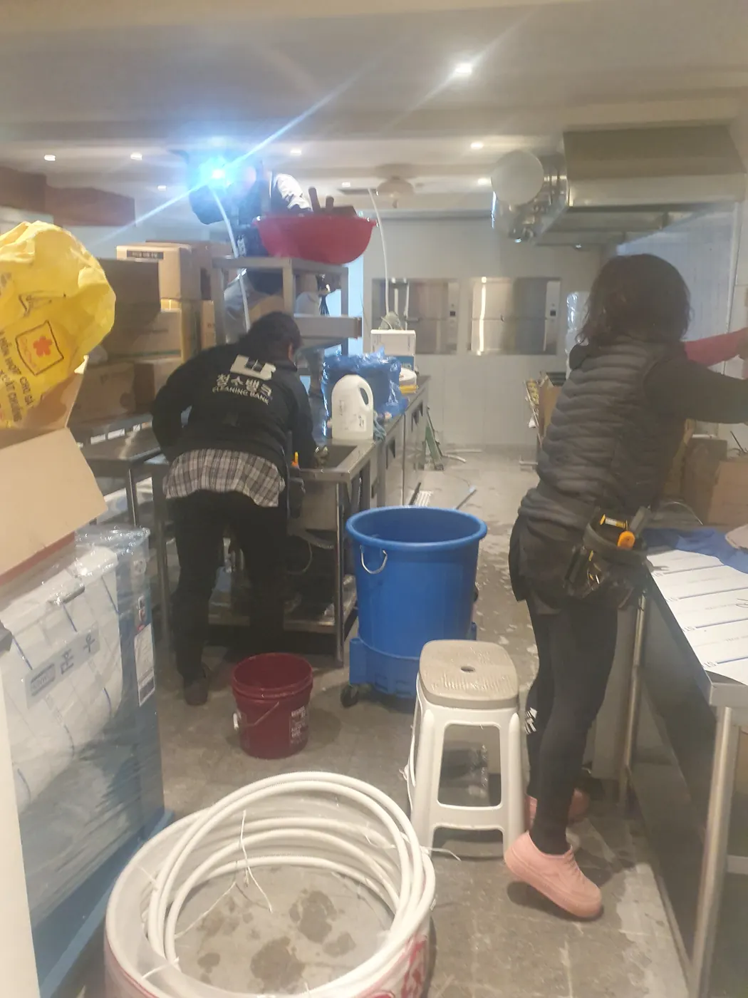 세정 진행 — 밀양시 식당청소 현장