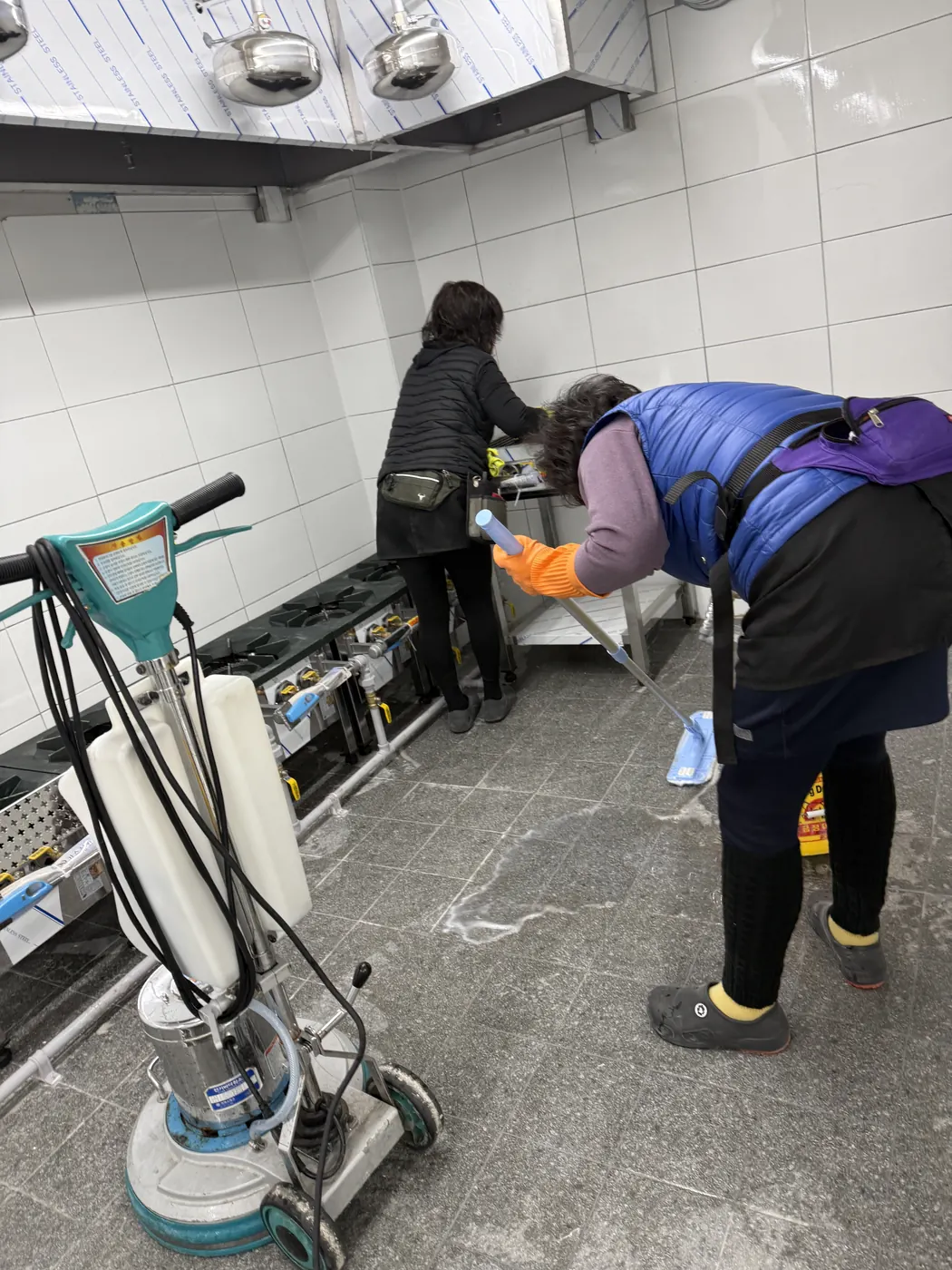 세정 진행 — 경남동부 식당청소 현장
