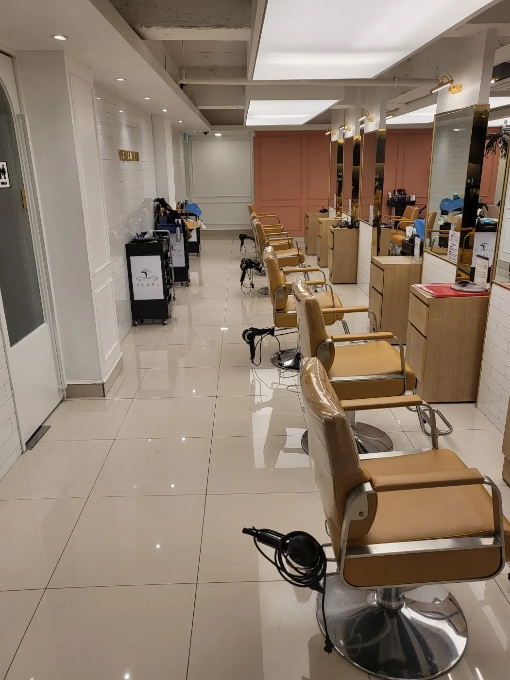 밀양시 미용실청소 시공 현장 — 거울·집기 관리