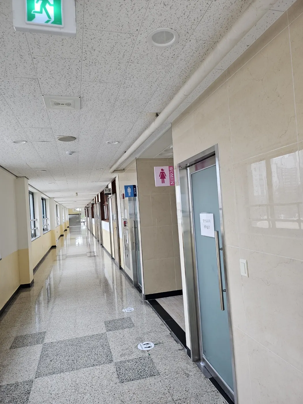 경남동부 학교청소 시공 현장 — 복도 관리