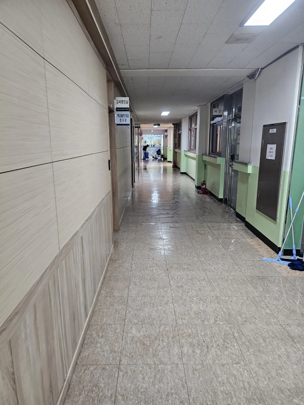 여항면 학교청소 시공 현장 — 복도 관리