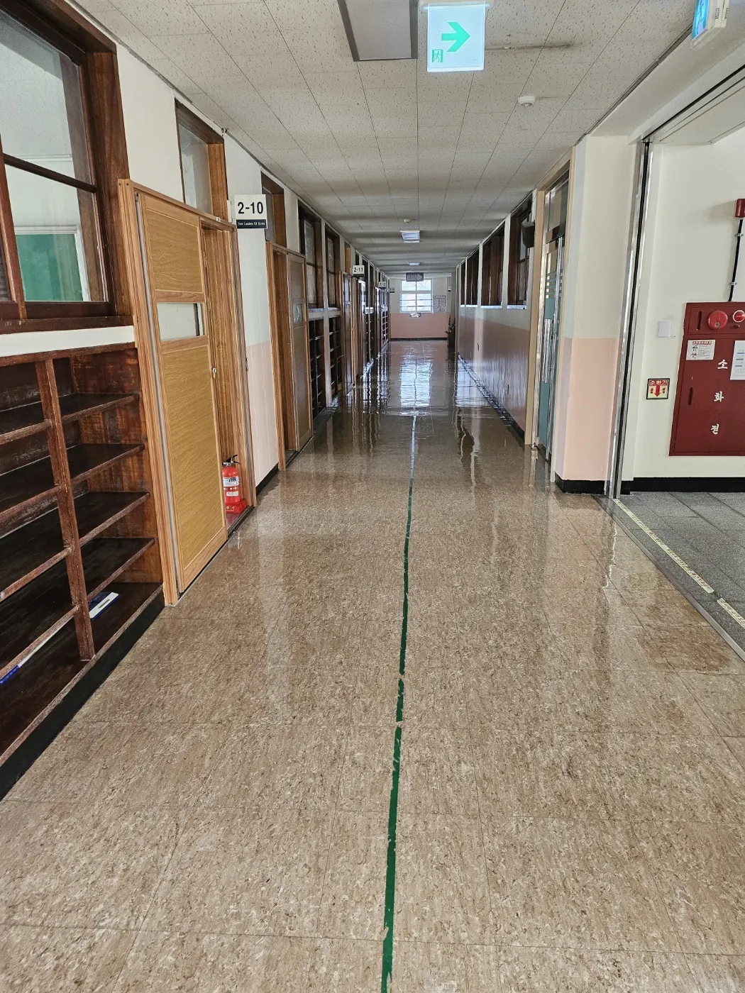 창녕군 학교청소 시공 현장 — 통로 정리