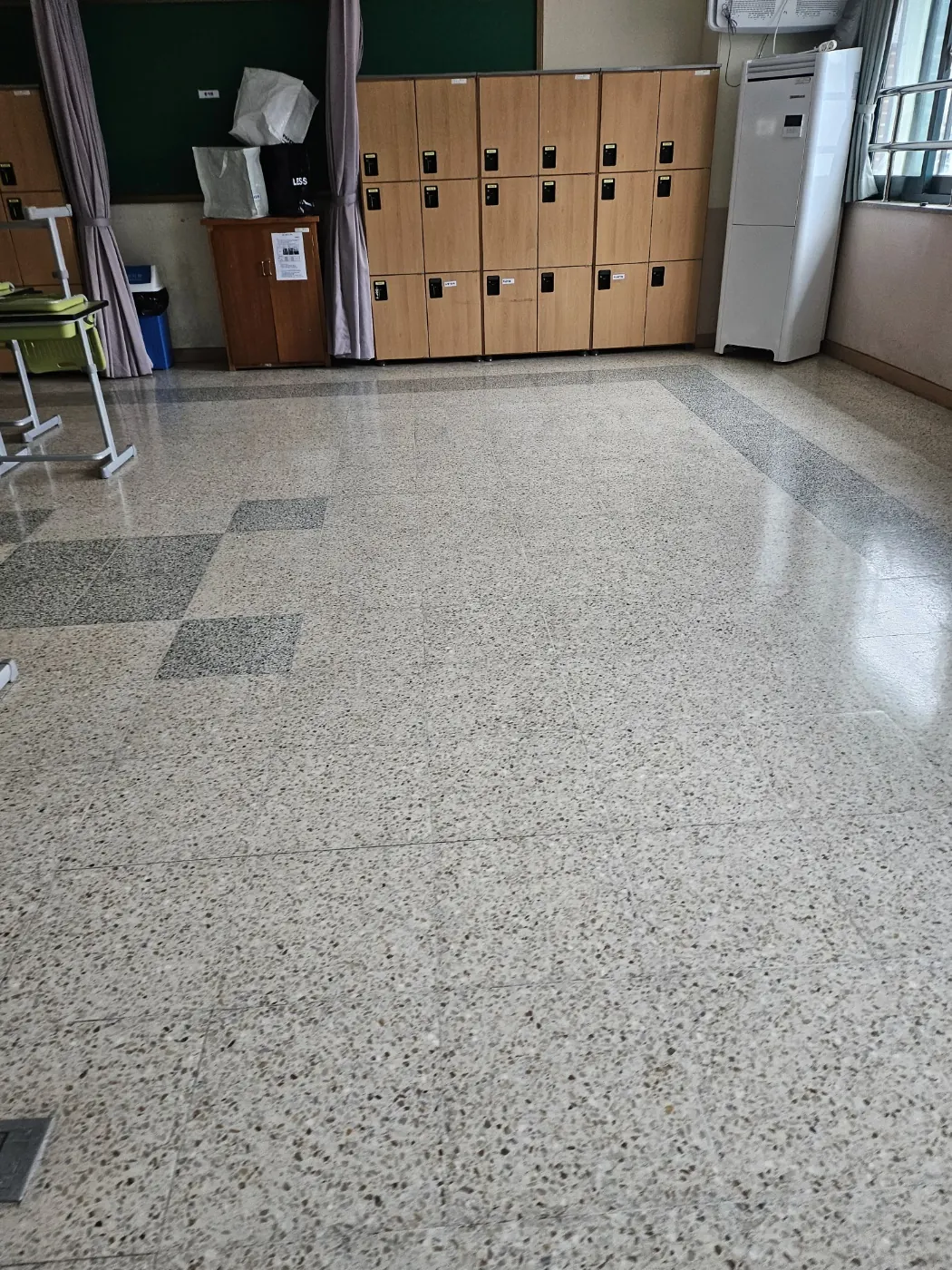 남부동 학교청소 시공 현장 — 통로 정리