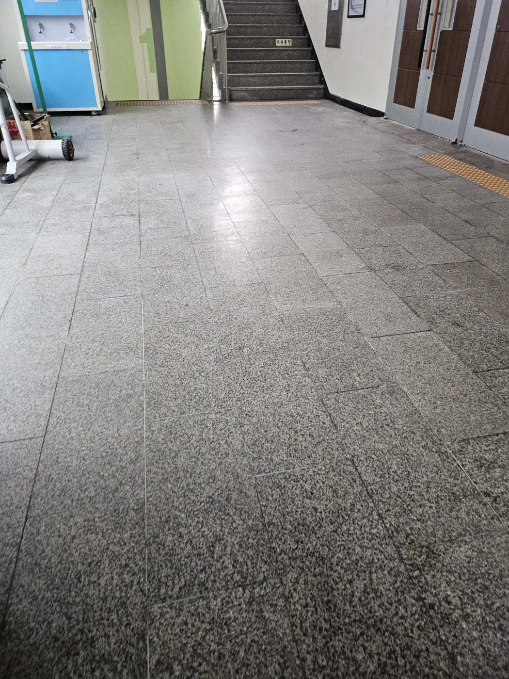 양산시 학교청소 시공 현장 — 통로 정리