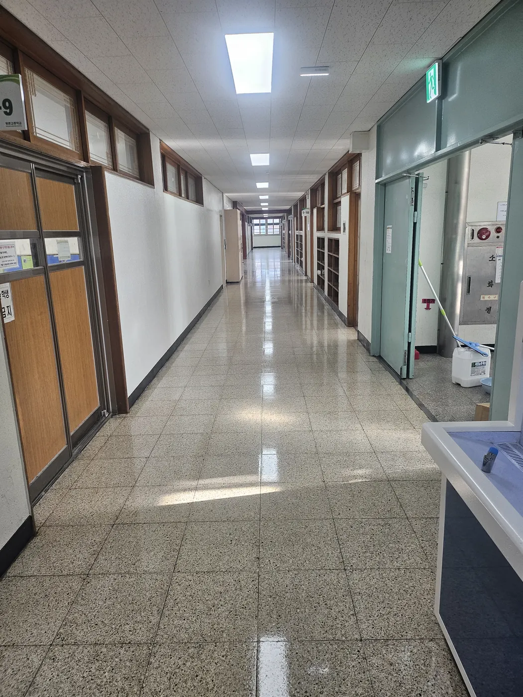 남포동 학교청소 시공 현장 — 통로 정리