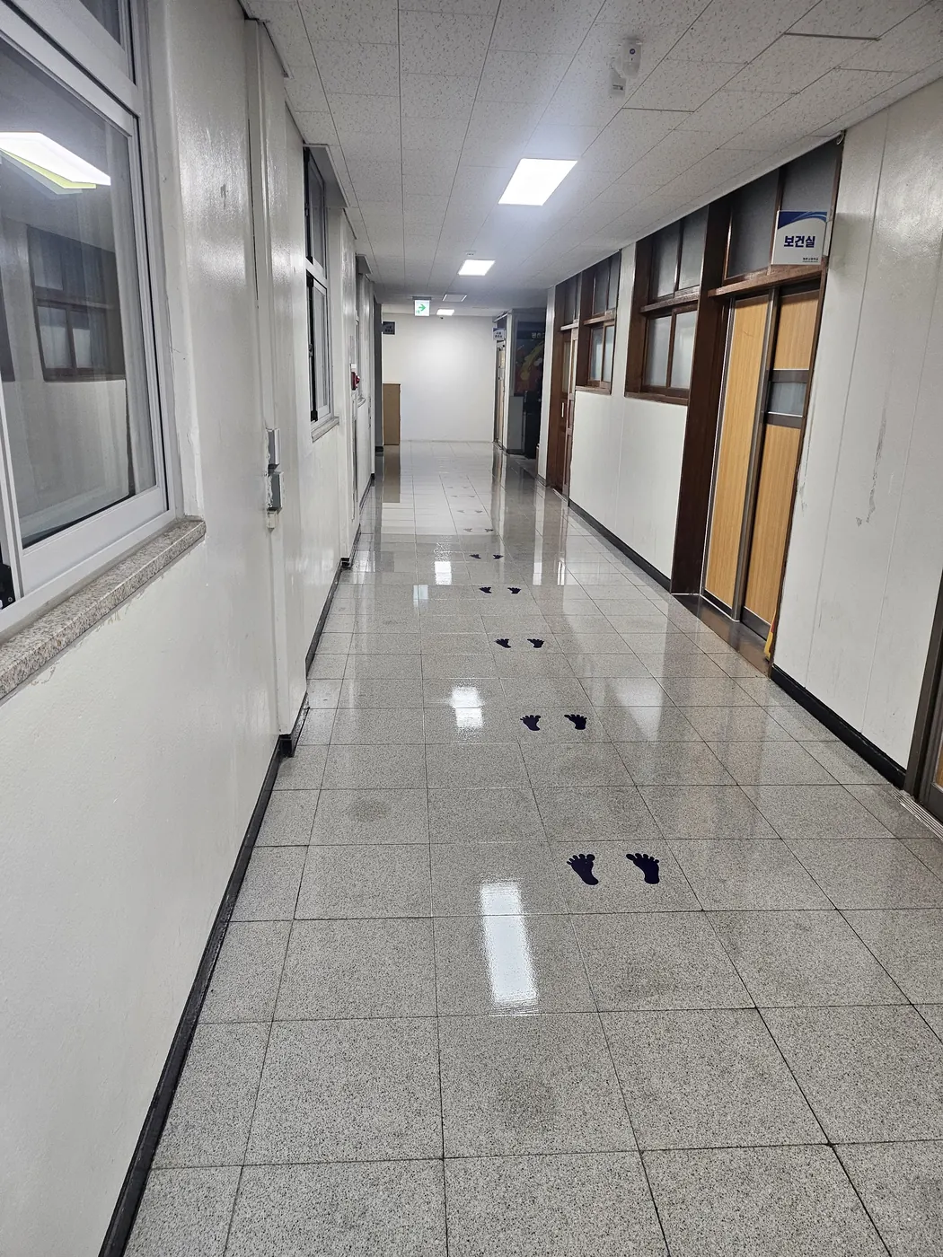 창원시 학교청소 시공 현장 — 통로 정리