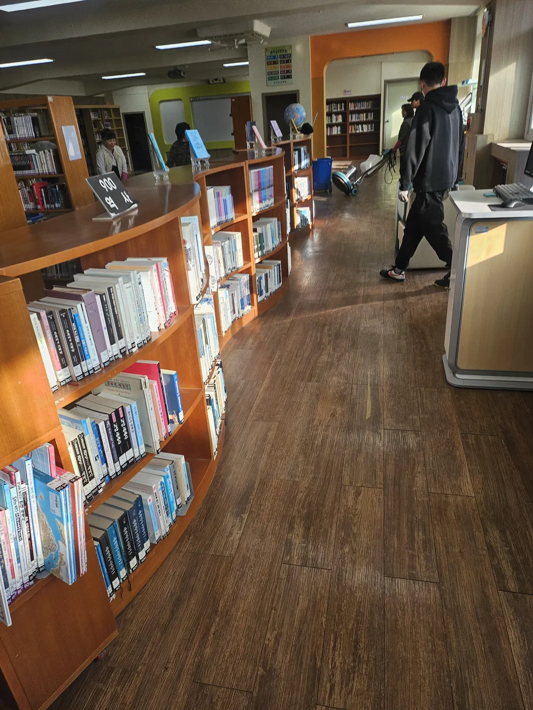 도서관 정리 — 창원시 학교청소 현장