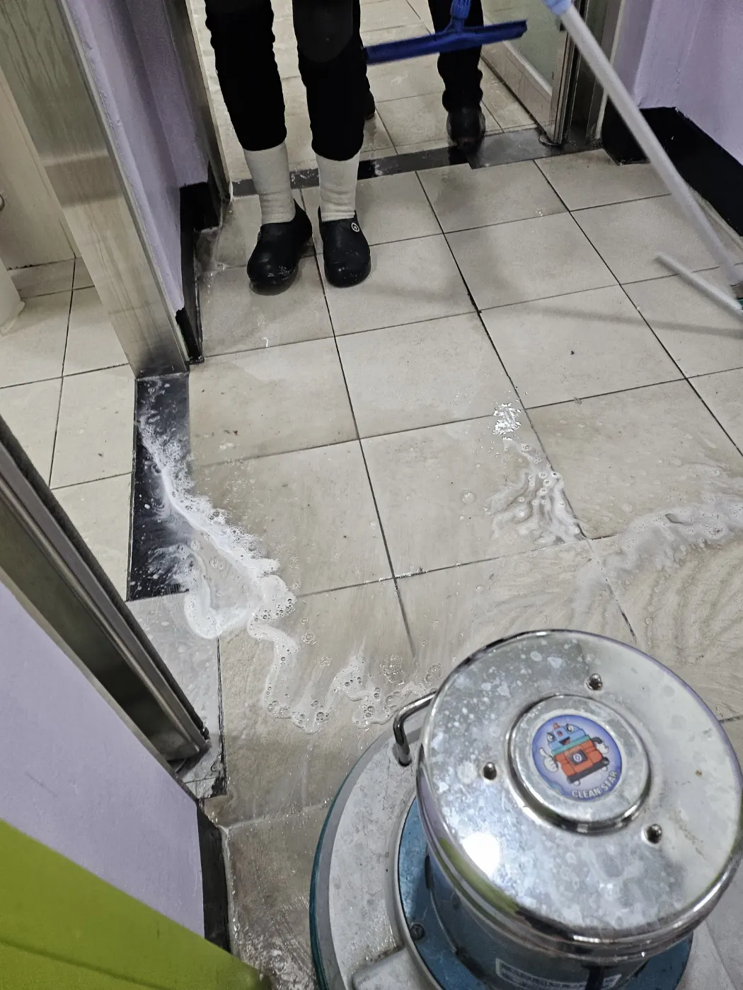 바닥 기계 세정 — 삼산면 학교청소 현장