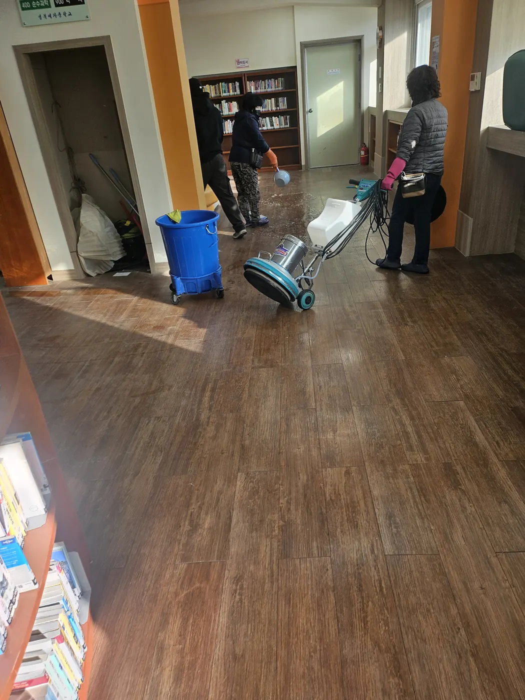 왁스 재코팅 — 거제시 학교청소 현장