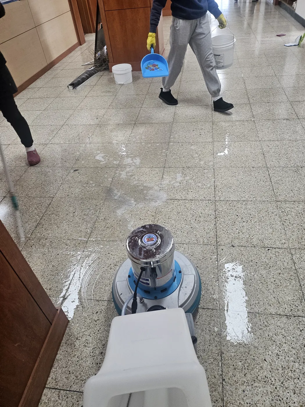 바닥 기계 세정 — 거제시 학교청소 현장
