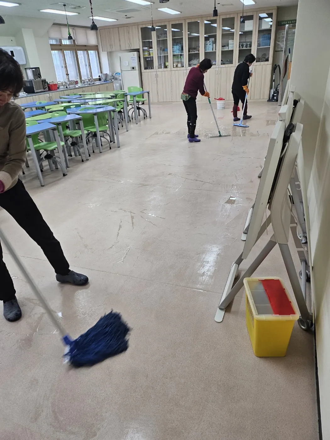 바닥 물걸레 마감 — 김해시 학교청소 현장