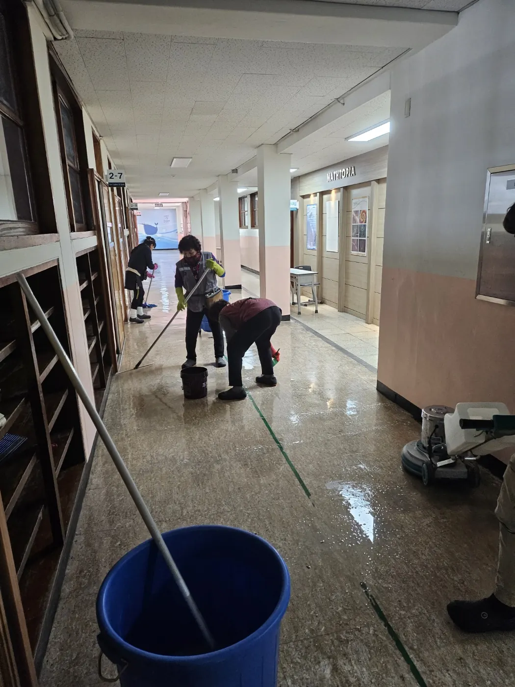바닥 물걸레 마감 — 양산시 학교청소 현장