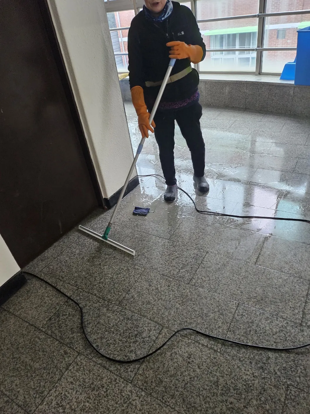 바닥 물걸레 마감 — 봉수면 학교청소 현장